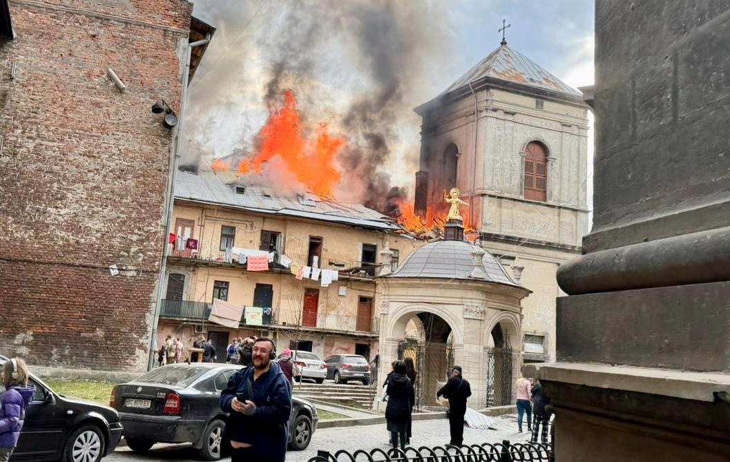 Росіяни поцілили у центр Львова, є поранені