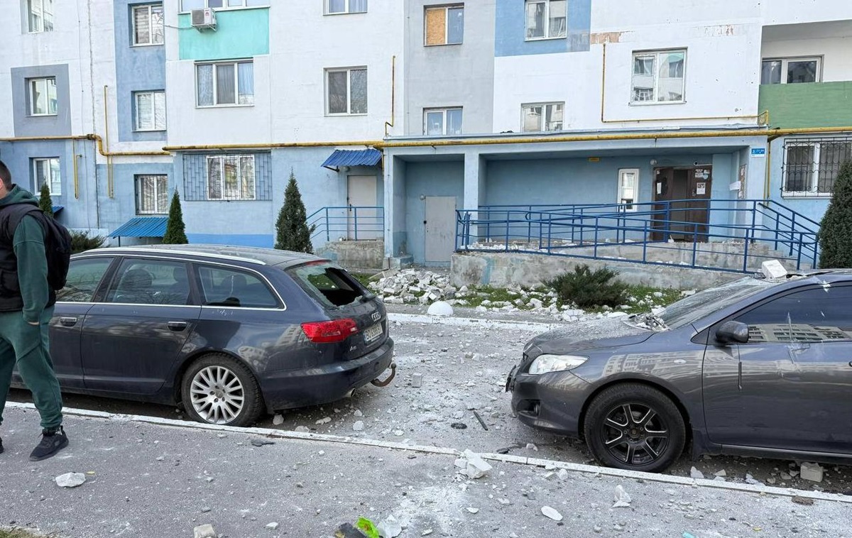 Дрон влучив у дах багатоповерхівки в Харкові