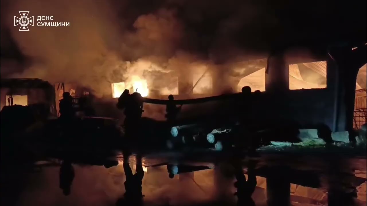 На Сумщині рятувальники ліквідували масштабну пожежу, спричинену російською атакою