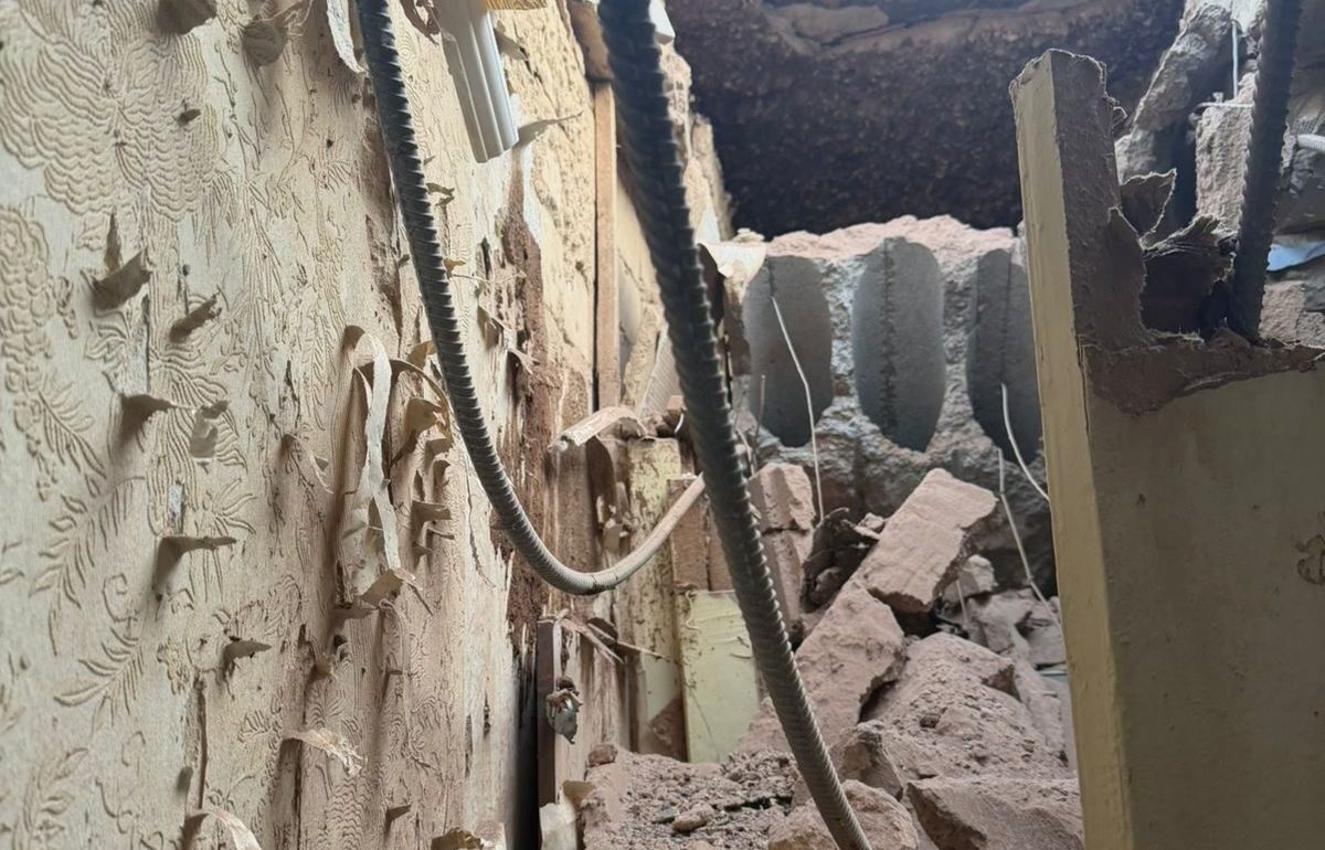 У Херсоні росіяни обстріляли багатоповерхівку: серед поранених – підліток