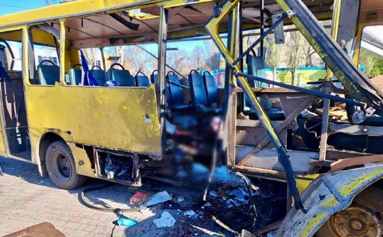 У Нікополі росіяни обстріляли автобус: троє загиблих, 12 поранених