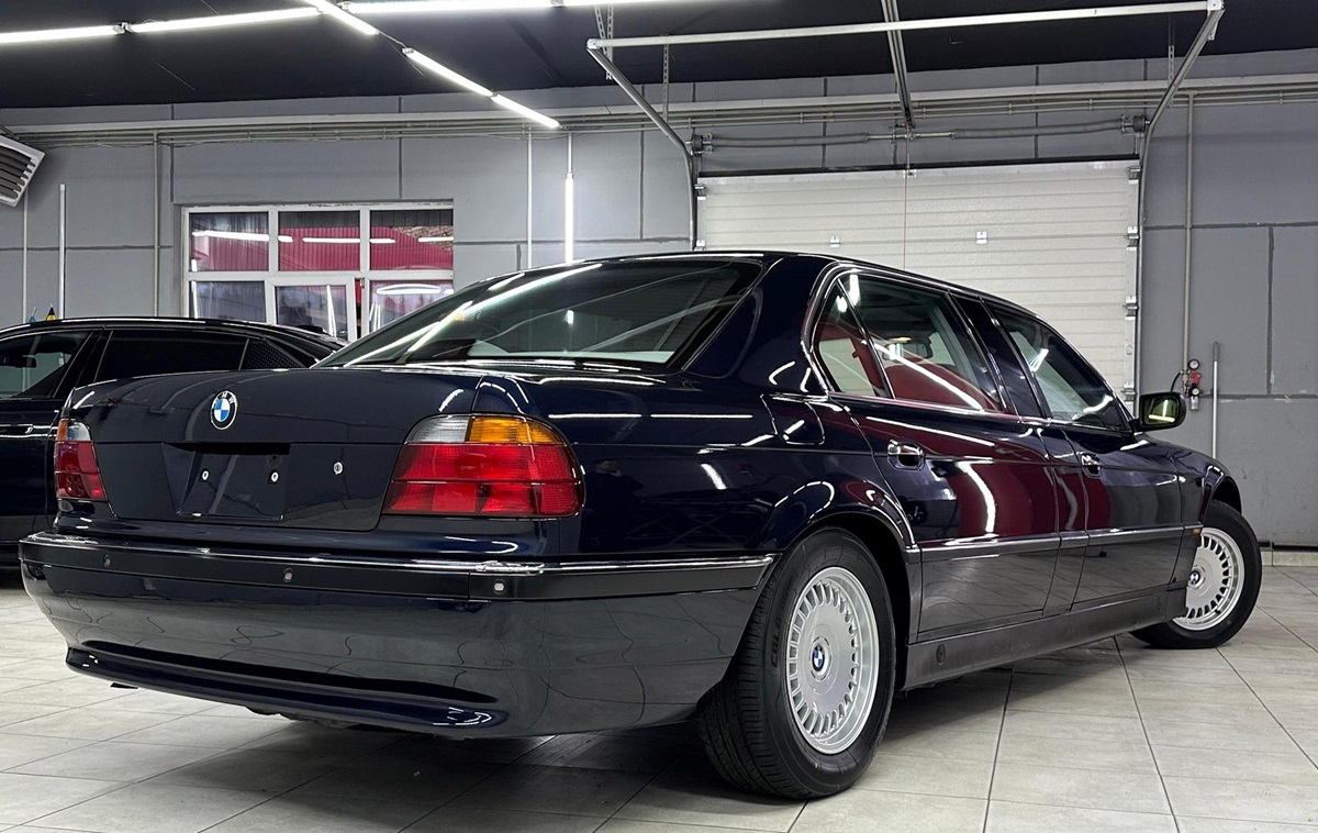 В Україну завезли рідкісний лімузин BMW L7 із 90-х